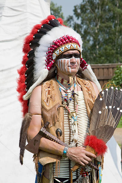 ノースアメリカンインディアンフルドレスです。 - wigwam tent north american tribal culture indigenous culture ストックフォトと画像