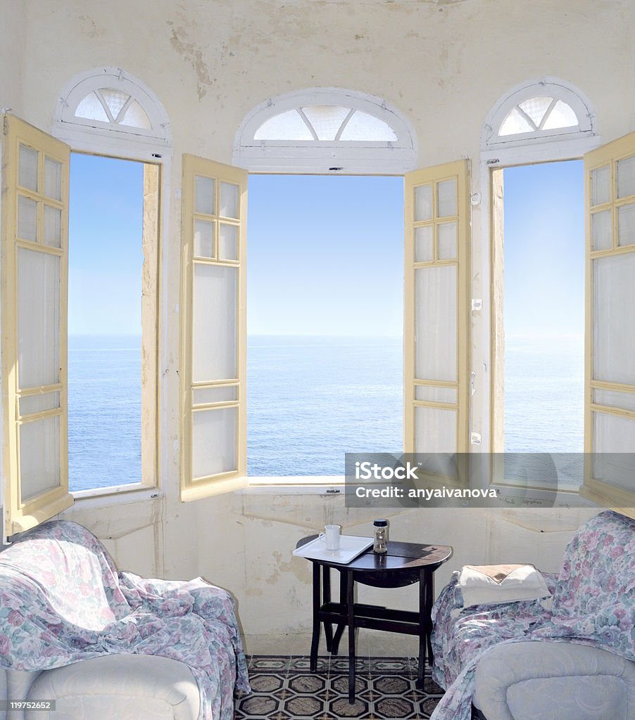Trois baies vitrées offrent à voir le style méditerranéen - Photo de Salon - Pièce libre de droits