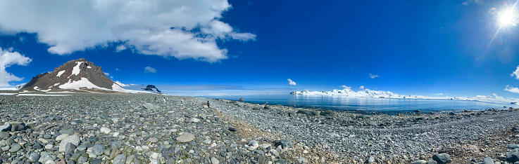 A scenic view of the Antarctic peninsula.