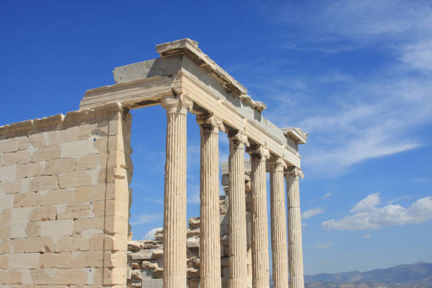 vista del tempio del giorno limpido sull'acropoli di atene, grecia - clear sky acropolis athens greece greece foto e immagini stock