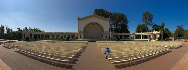 maison en plein air spreckels organ pavillion dans le parc balboa. - reflection tranquil scene photography blue photos et images de collection