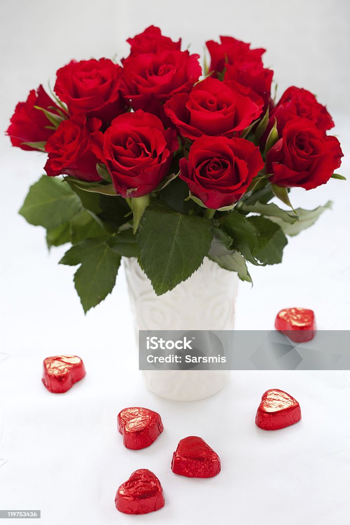 Rote Rosen und Pralinen - Lizenzfrei Baumblüte Stock-Foto