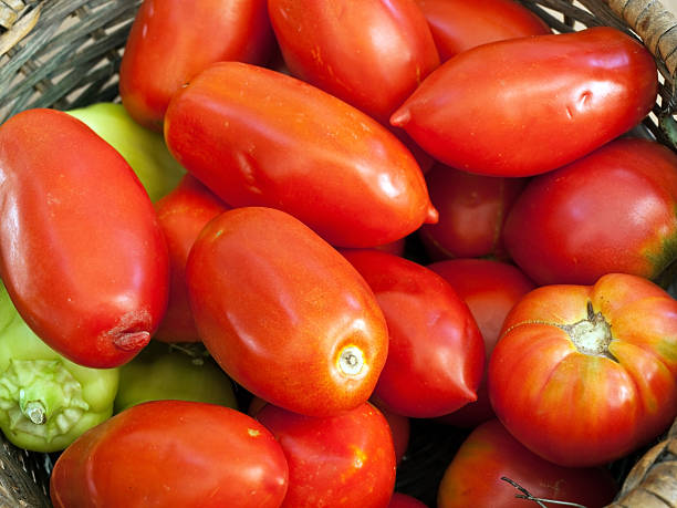 Tomates e Pimentos no cesto - fotografia de stock