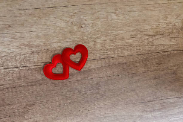 conjunto de corazones rojos pequeño día de san valentín símbolo en el espacio de copia de fondo de madera - 7655 fotografías e imágenes de stock