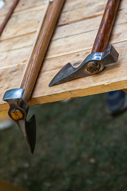 machado de um par de armas vikings afiadas close-ups estão na borda da mesa - blade knife at the edge of sharp - fotografias e filmes do acervo