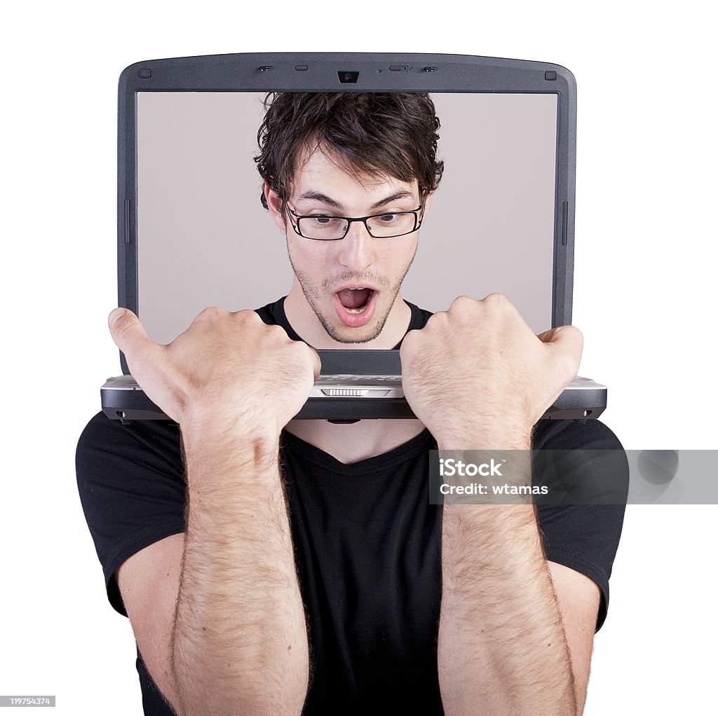 Headless hombre escribiendo en el teclado de la computadora portátil - Foto de stock de Color - Tipo de imagen libre de derechos