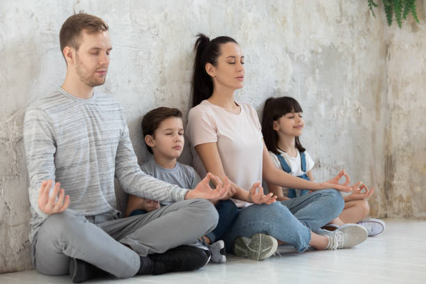 achtsame ruhe glücklich gesunde familie üben atmung yoga-übungen. - freshness human hand mother family stock-fotos und bilder