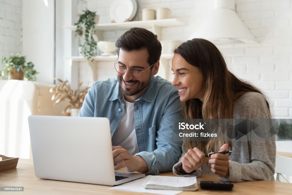 Glückliches junges Paar bezahlt Rechnungen online in Computer-App - Lizenzfrei Paar - Partnerschaft Stock-Foto