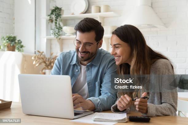 Glückliches Junges Paar Bezahlt Rechnungen Online In Computerapp Stockfoto und mehr Bilder von Paar - Partnerschaft
