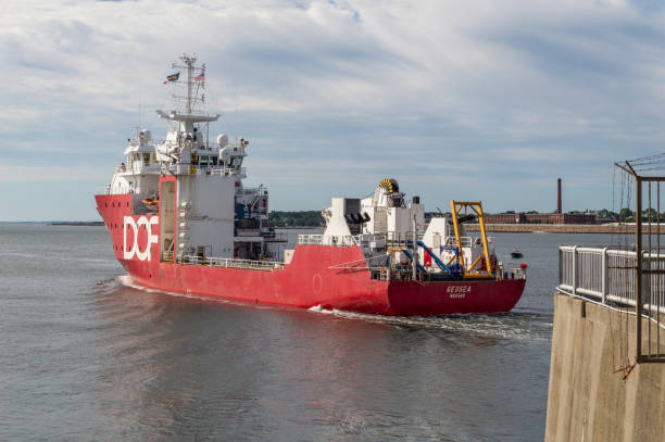 геофизическое исследовательское судно dof geosea покидает нью-бедфорд - geophysical стоковые фото и изображения