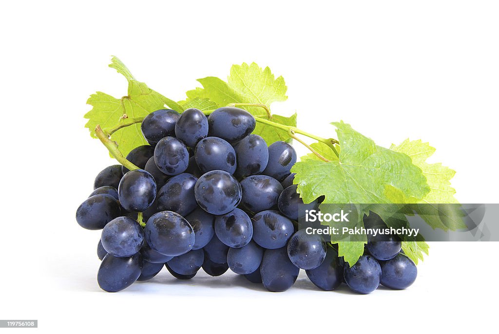 Pęczek świeżych fioletowy winogron z liści - Zbiór zdjęć royalty-free (Deser)