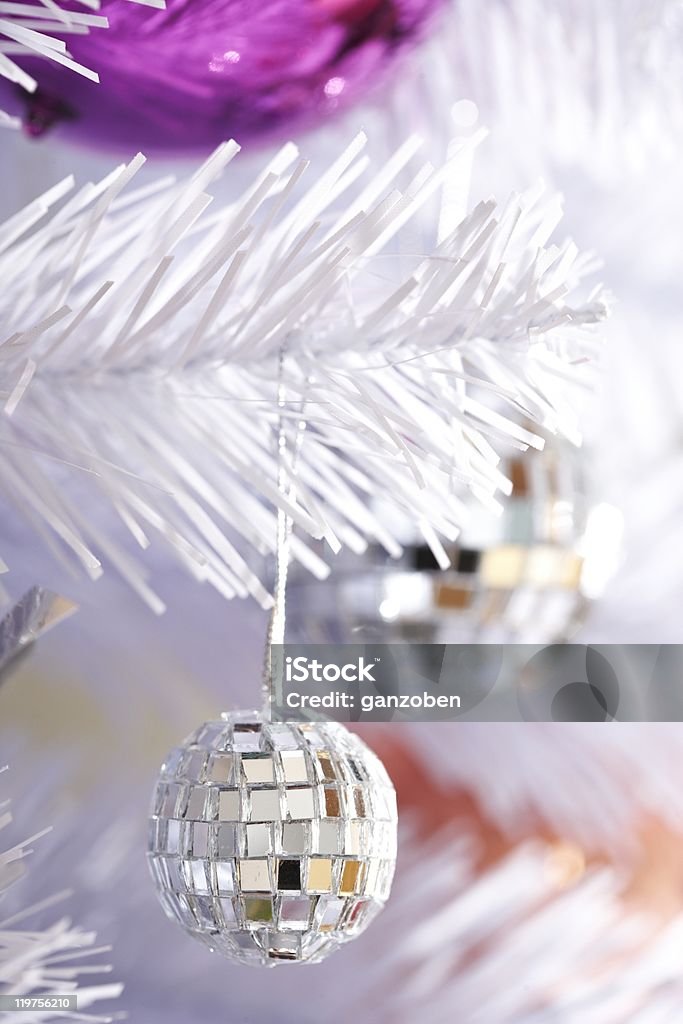 Bola de discoteca en un árbol blanco - Foto de stock de Abeto libre de derechos