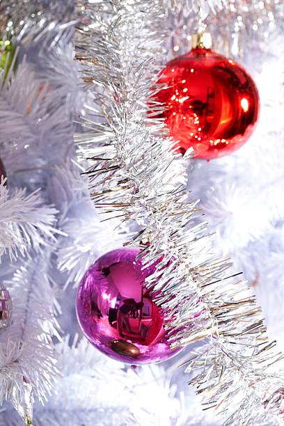 árbol de navidad de pelotas - weihnachtskugel fotografías e imágenes de stock