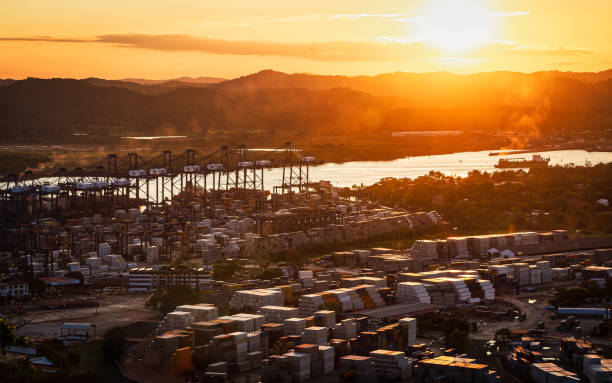 일몰에 아름다운 풍경에 파나마 운하 - panama canal panama global finance container ship 뉴스 사진 이미지