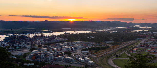 일몰에 아름다운 풍경에 파나마 운하를 통과하는 컨테이너 선박 - panama canal panama mountain sunset 뉴스 사진 이미지