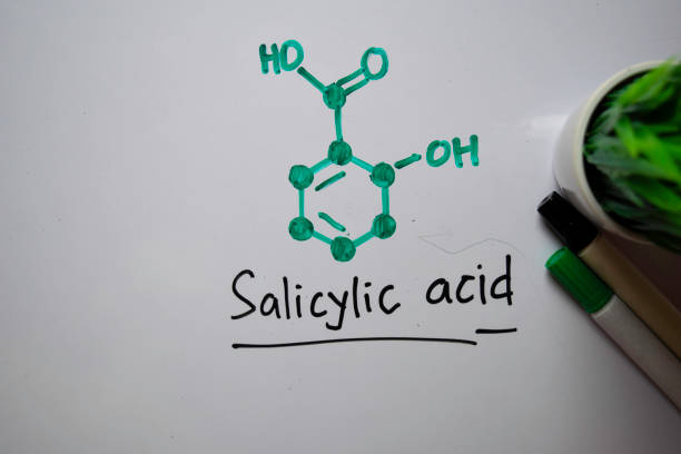 молекулы салициловой кислоты пишут на белой доске. структурная химическая формула. концепция образования - hydrogen molecule white molecular structure стоковые фото и изображения