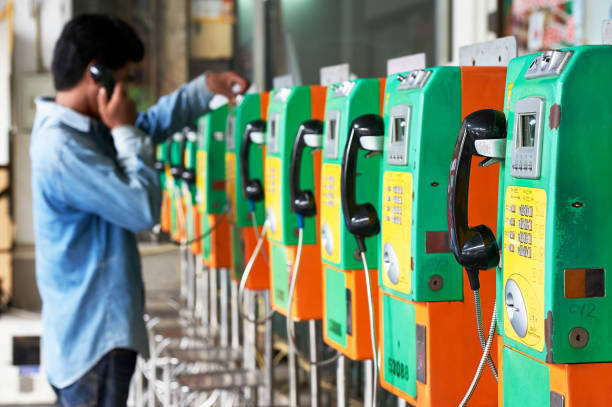 タイの公衆公衆電話で電話する男性 - coin operated pay phone telephone communication ストックフォトと画像