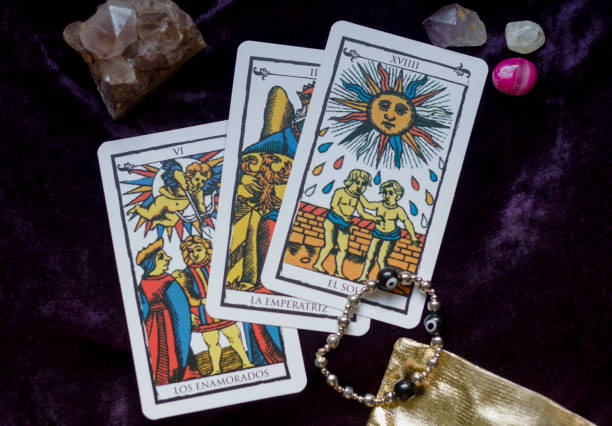 tarot cards and different crystals - information medium imagens e fotografias de stock