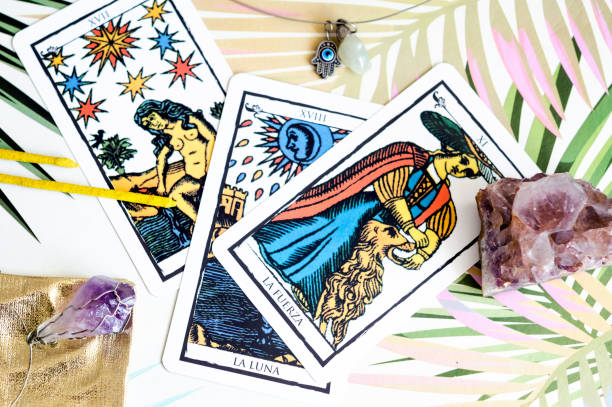 karty tarota i różne kryształy - tarot cards zdjęcia i obrazy z banku zdjęć