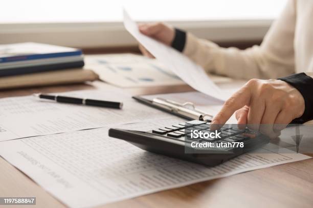 Buchhalter Finanzen Stockfoto und mehr Bilder von Finanzen - Finanzen, Gehaltsstreifen, Buchhaltung