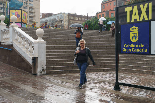 tropical rain in the city - shower women water outdoors imagens e fotografias de stock