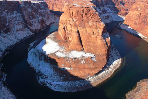 voller blick auf horseshoe bend mit schnee bedeckt - majestic mountain river horseshoe bend stock-fotos und bilder