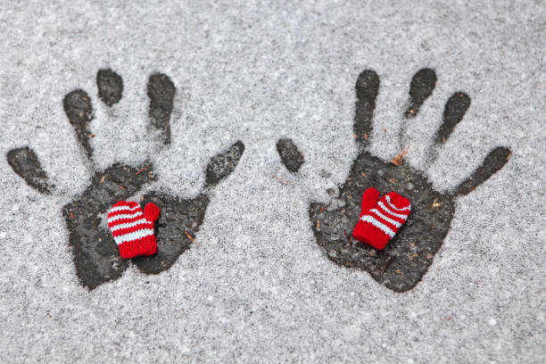 guanti di lana tracciano a mano sfondo neve - snow bound foto e immagini stock
