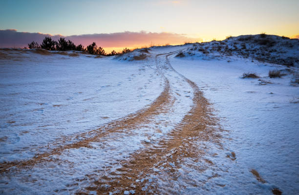 冬のatvオートスポーツトラック。雪の上の車輪砂のトラック - off road vehicle quadbike motocross desert ストックフォトと画像