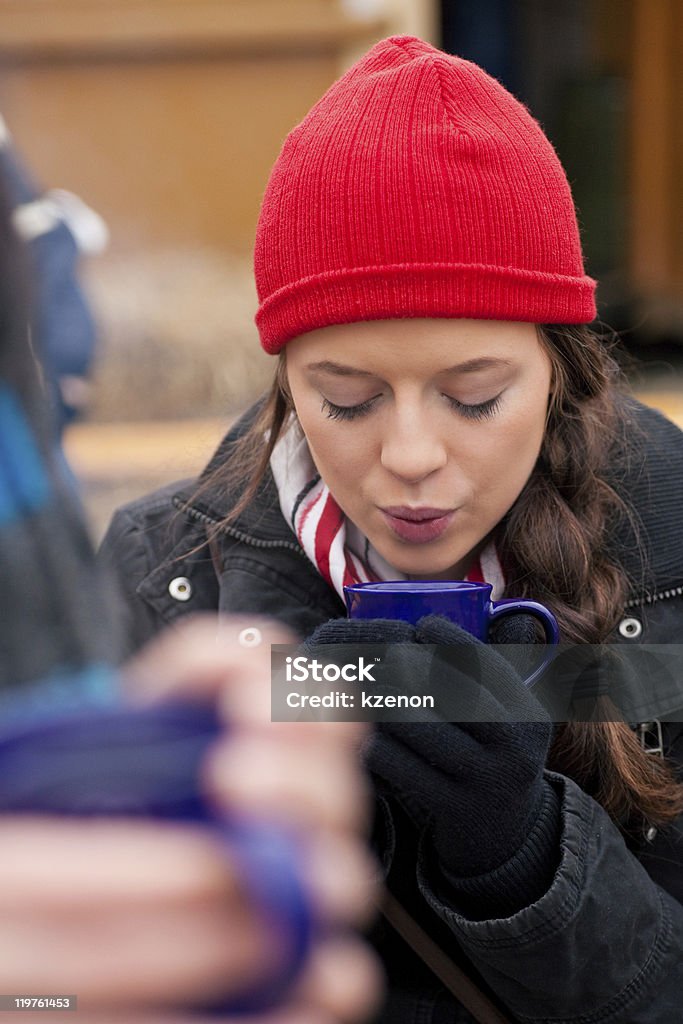 Frauen am Weihnachtsmarkt trinkt punch - Lizenzfrei Gesunder Lebensstil Stock-Foto