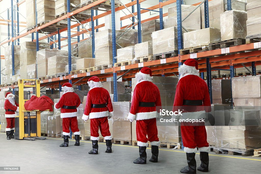 clauses de santa dans la ligne de sacs de cadeaux - Photo de Bizarre libre de droits