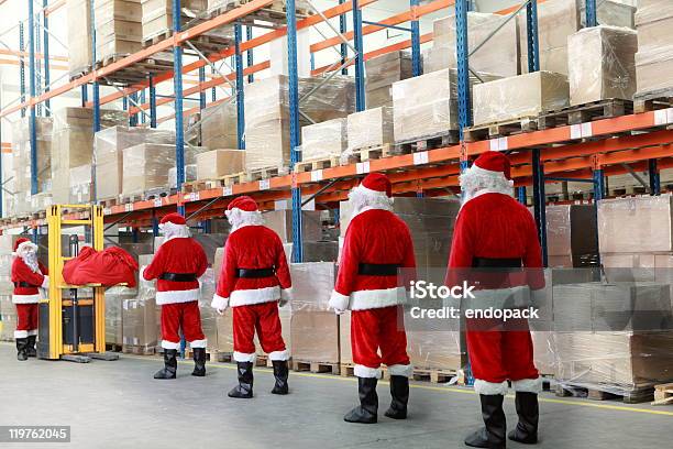 Photo libre de droit de Clauses De Santa Dans La Ligne De Sacs De Cadeaux banque d'images et plus d'images libres de droit de Bizarre - Bizarre, Chariot élévateur, Noël