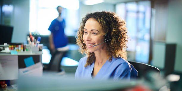 lächelnder medizinischer kundendienstmitarbeiter - support connection telephone headset stock-fotos und bilder