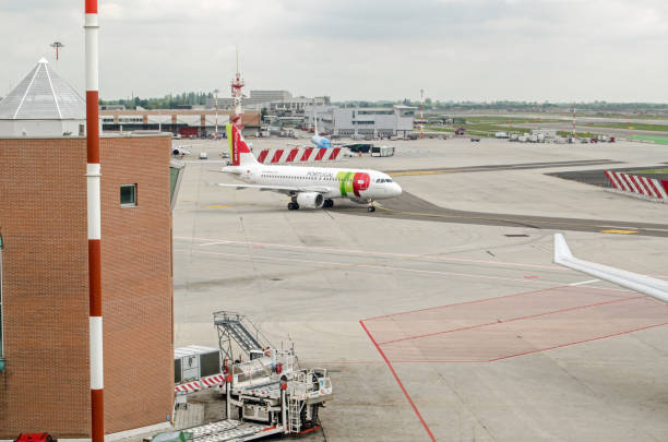 aereo tap airlines all'aeroporto marco polo di venezia - airbus a319 foto e immagini stock