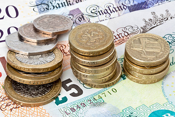 イギリスの通貨の硬貨とメモ - british coin coin stack british currency ストックフォトと画像