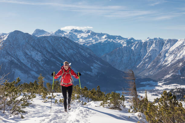 オーストリアのダクシュタイン山脈を背景に、近くのアルトハウスゼーの近くの冬のハイキングの上り坂。 - extreme terrain powder snow winter snow ストックフォトと画像