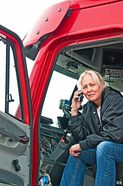 jolie femme chauffeur routier sur le téléphone - semi truck truck red truck driver photos et images de collection