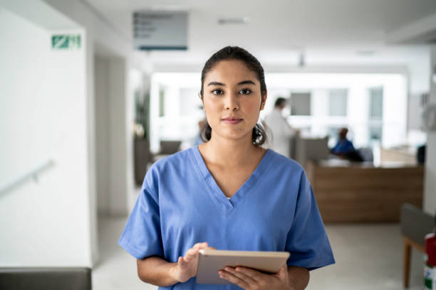 병원에서 태블릿을 사용하는 여성 간호사의 초상화 - computer medical student hospital nurse 뉴스 사진 이미지