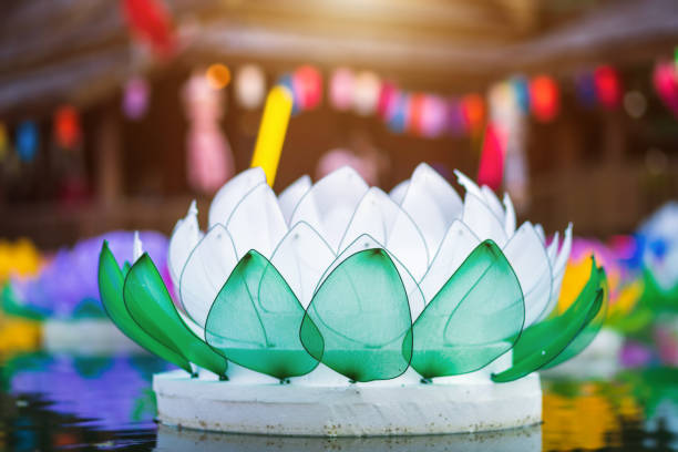 hermoso kratong hecho de espuma está flotando en el agua para loy kratong festival o año nuevo tailandés y ceremonia de adoración de la diosa del río, la luna llena del 12o mes ser famoso festival de tailandia. - típico oriental fotografías e imágenes de stock