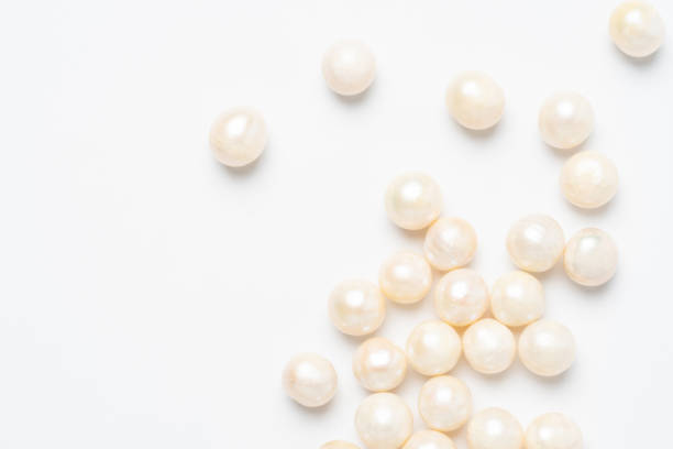 collar de perlas aislado sobre fondo blanco - pearl jewelry white necklace fotografías e imágenes de stock