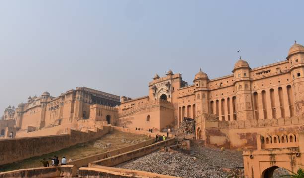янтарный дворец джайпур - jaipur amber fort column amber palace стоковые фото и изображения