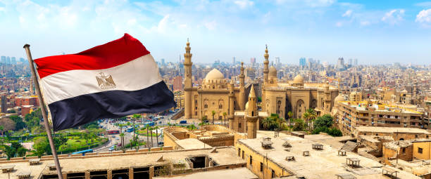 bandera y mezquita sultán - cairo egypt mosque minaret fotografías e imágenes de stock