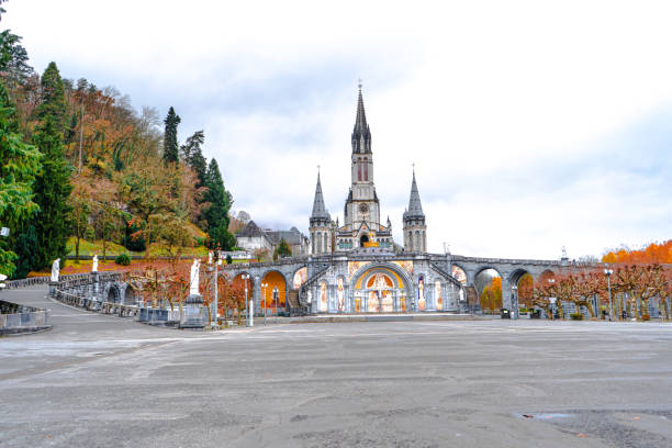 he basilica of our lady of the immaculate conception is a roman catholic church and minor basilica in lourdes france - european culture spirituality traditional culture famous place imagens e fotografias de stock