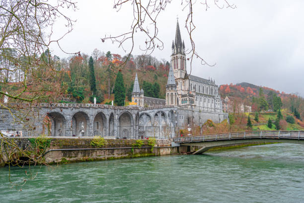 on bazylika matki bożej niepokalanego poczęcia jest kościołem rzymskokatolickim i bazyliką mniejszą w lourdes we francji - european culture spirituality traditional culture famous place zdjęcia i obrazy z banku zdjęć