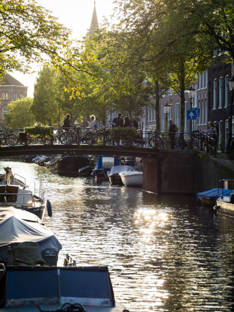 scène tranquille de soirée de canal d'amsterdam - tranquill scene photos et images de collection