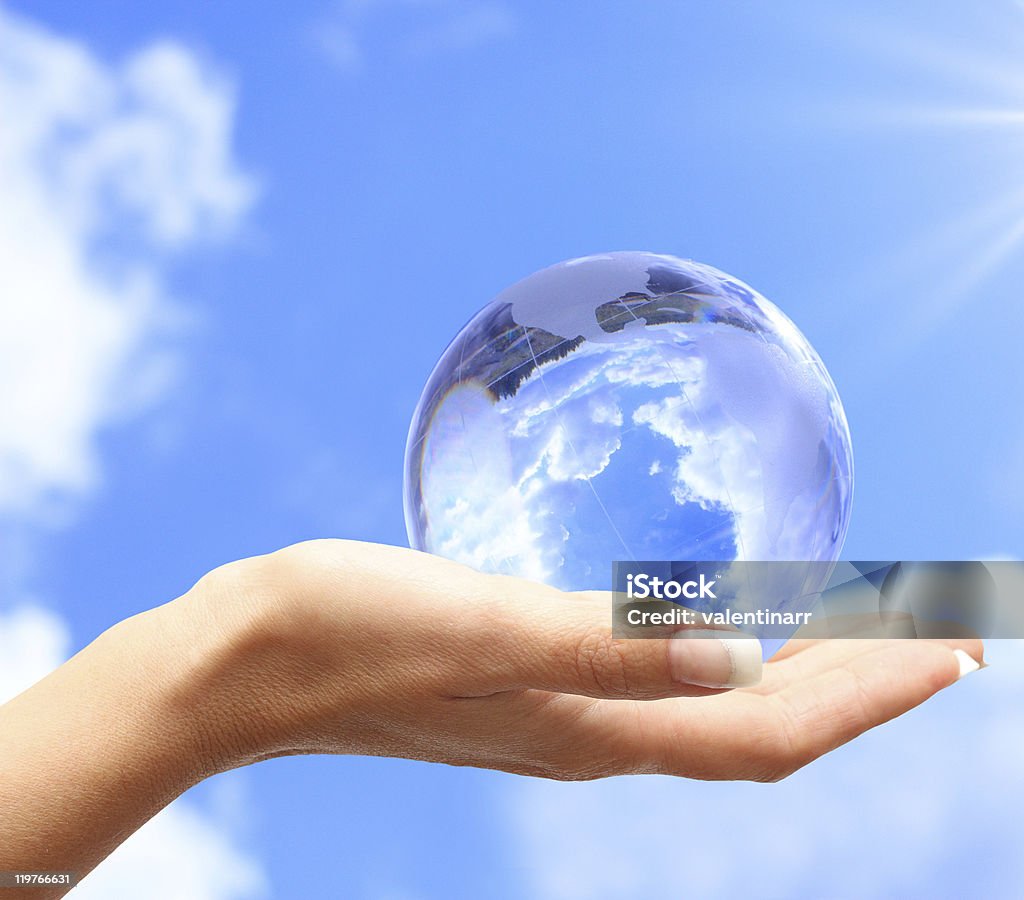 Globus in der hand vor blauem Himmel. - Lizenzfrei Blau Stock-Foto