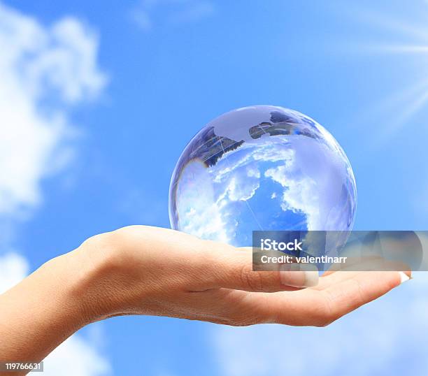 Globus In Der Hand Vor Blauem Himmel Stockfoto und mehr Bilder von Blau - Blau, Erwachsene Person, Farbbild