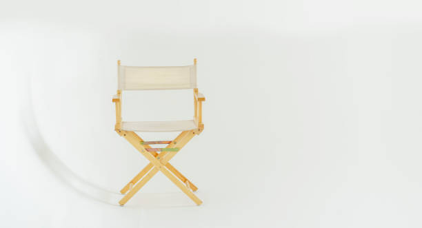 chaise du réalisateur dans le studio blanc - spot lit photos et images de collection