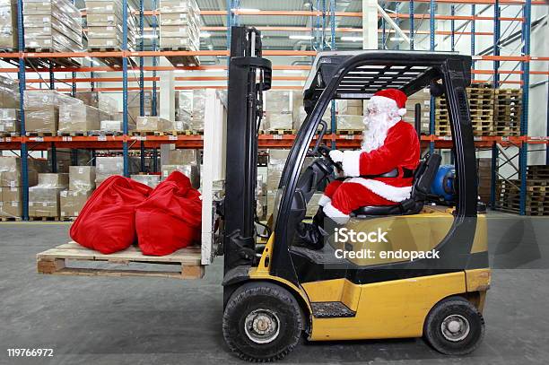 Santa Claus Jako Operator Wózka Widłowego W Pracy W Magazynie - zdjęcia stockowe i więcej obrazów Boże Narodzenie