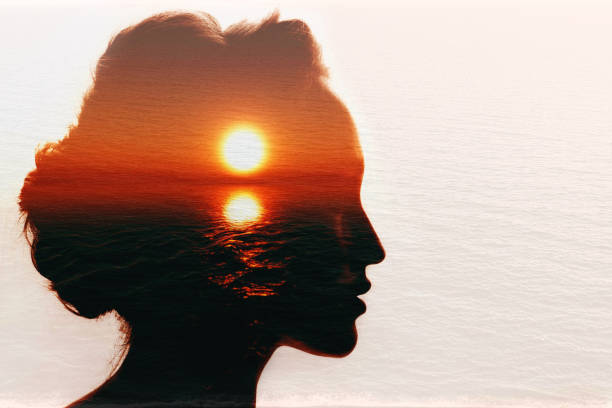 概念的な二重露光。女性の頭の中の日の出。 - independence ストックフォトと画像