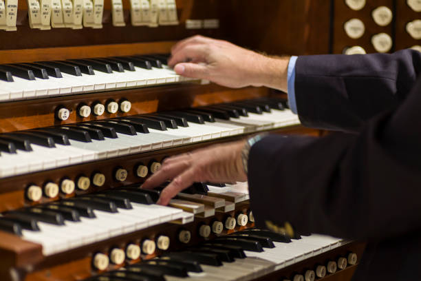 suonare un organo a canne - piano men pianist musician foto e immagini stock